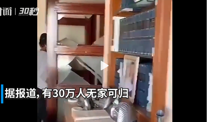 黎巴嫩奶奶在破损房间中弹钢琴-WordPress极简博客