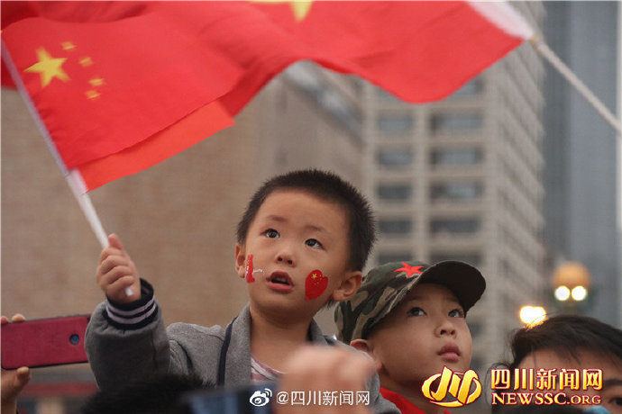 %title插图%num 成都天府广场万人观看升国旗-WordPress极简博客