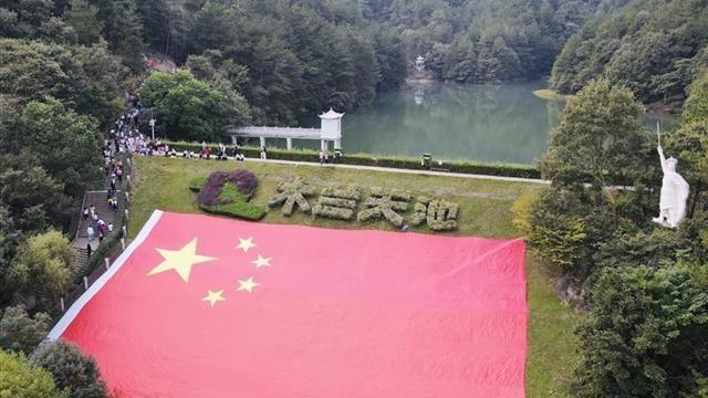 %title插图%num 巨幅国旗亮相5200米珠峰大本营-WordPress极简博客