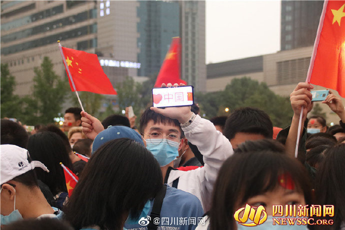 %title插图%num 成都天府广场万人观看升国旗-WordPress极简博客