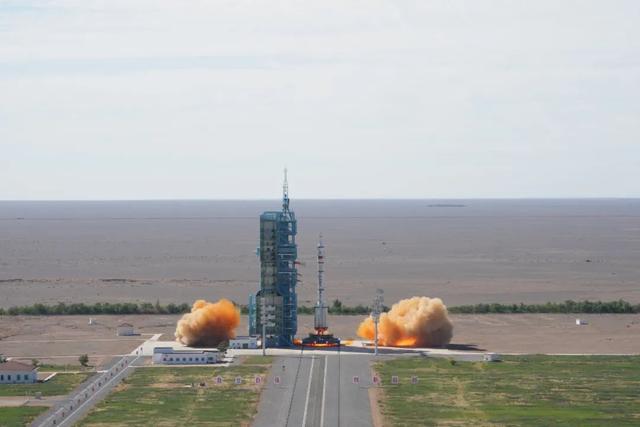 %title插图%num 神舟十二号载人飞船发射成功-WordPress极简博客