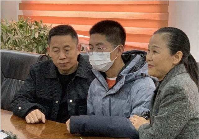 孙海洋夫妇接到孙卓拍下团聚照-WordPress极简博客