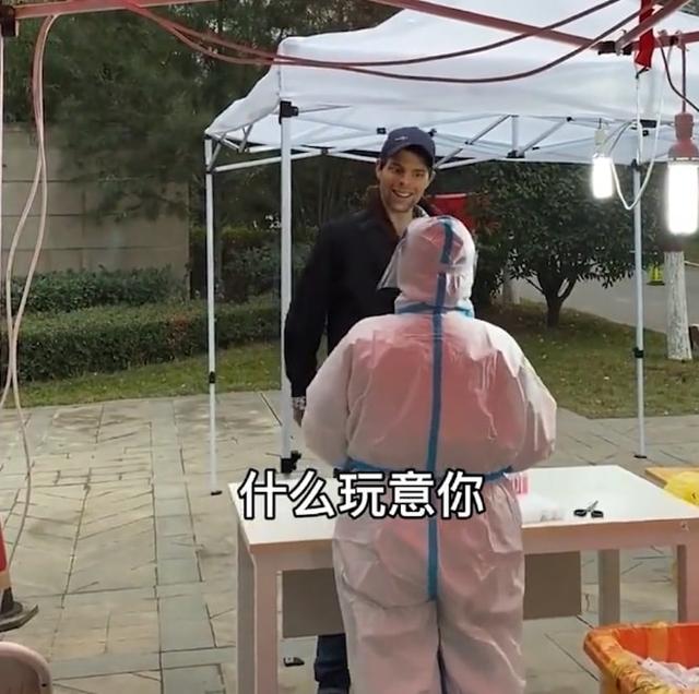 西安一外籍男子当众辱骂防疫人员-WordPress极简博客