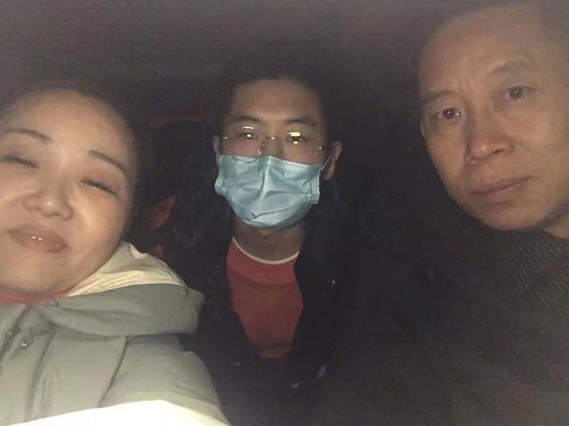 孙海洋夫妇接到孙卓拍下团聚照-WordPress极简博客