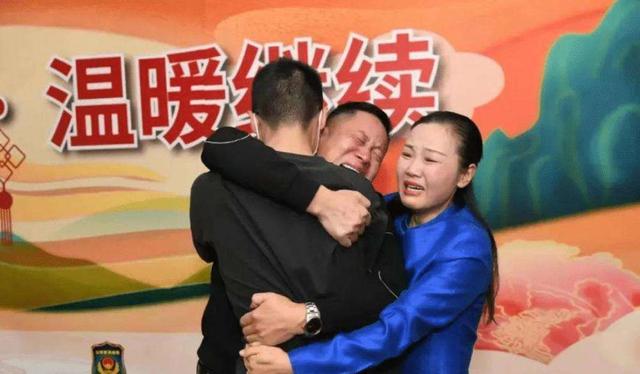 孙海洋夫妇接到孙卓拍下团聚照-WordPress极简博客