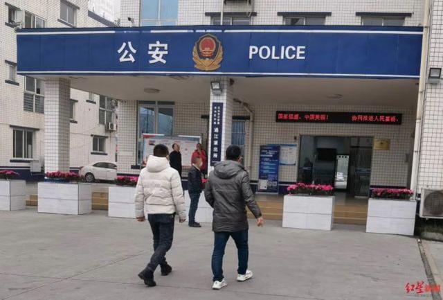 警方通报男子火锅里吃出避孕套-WordPress极简博客