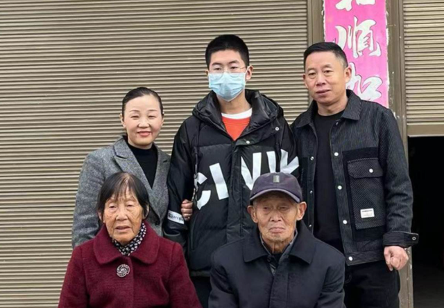 孙海洋夫妇接到孙卓拍下团聚照-WordPress极简博客