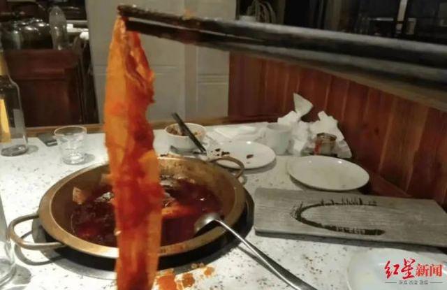 警方通报男子火锅里吃出避孕套-WordPress极简博客