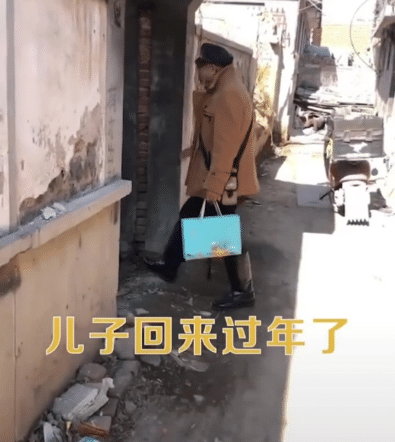 老人过年回已故父母老宅 推门大哭-WordPress极简博客