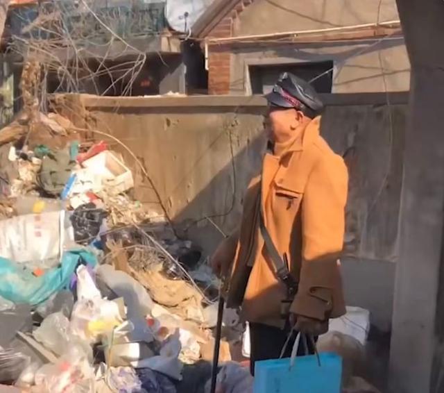 老人过年回已故父母老宅 推门大哭-WordPress极简博客